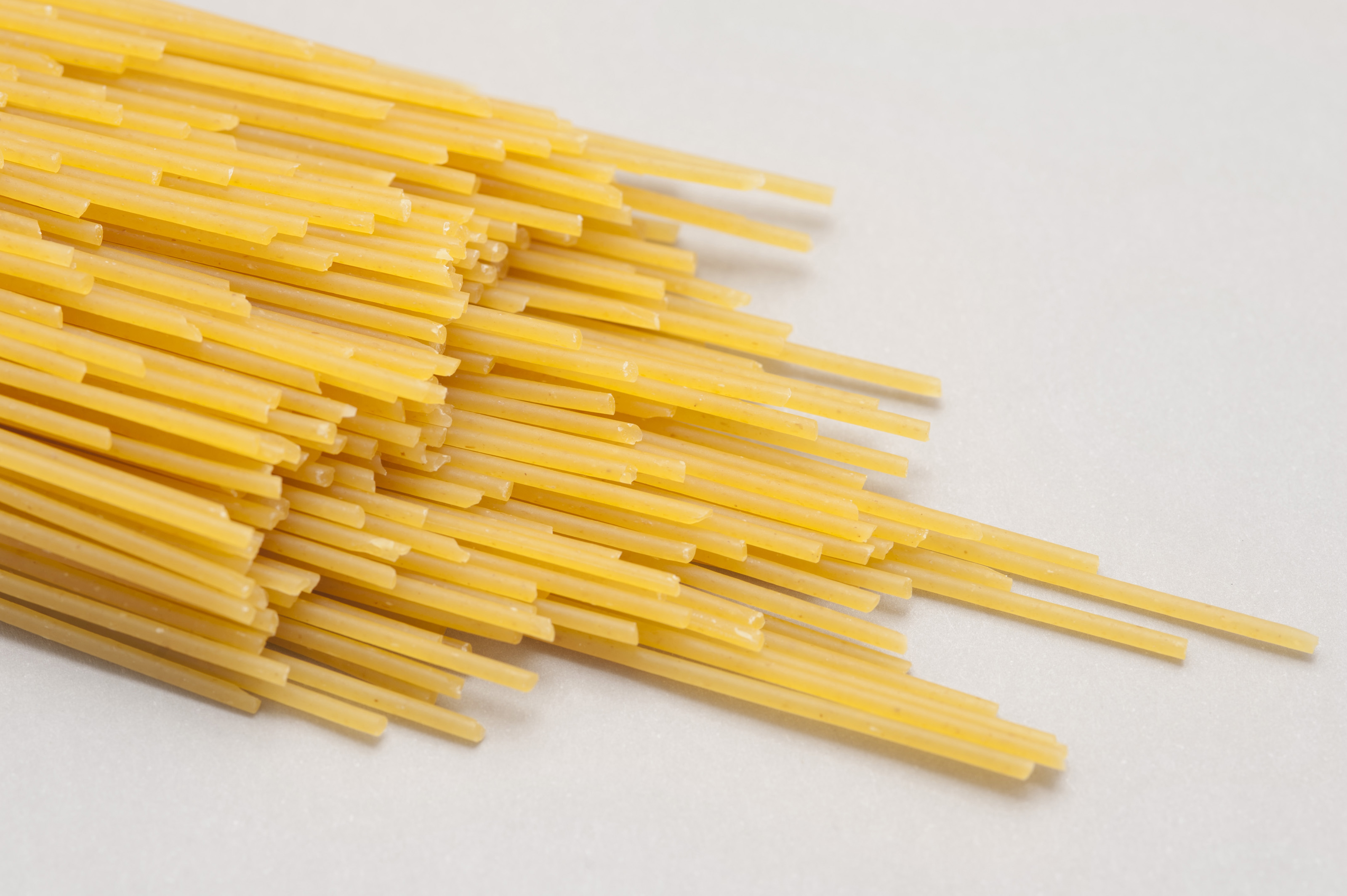 Например макароны. Макаронные изделия. Макароны спагетти. Спагетти сухие. Макароны длинные.